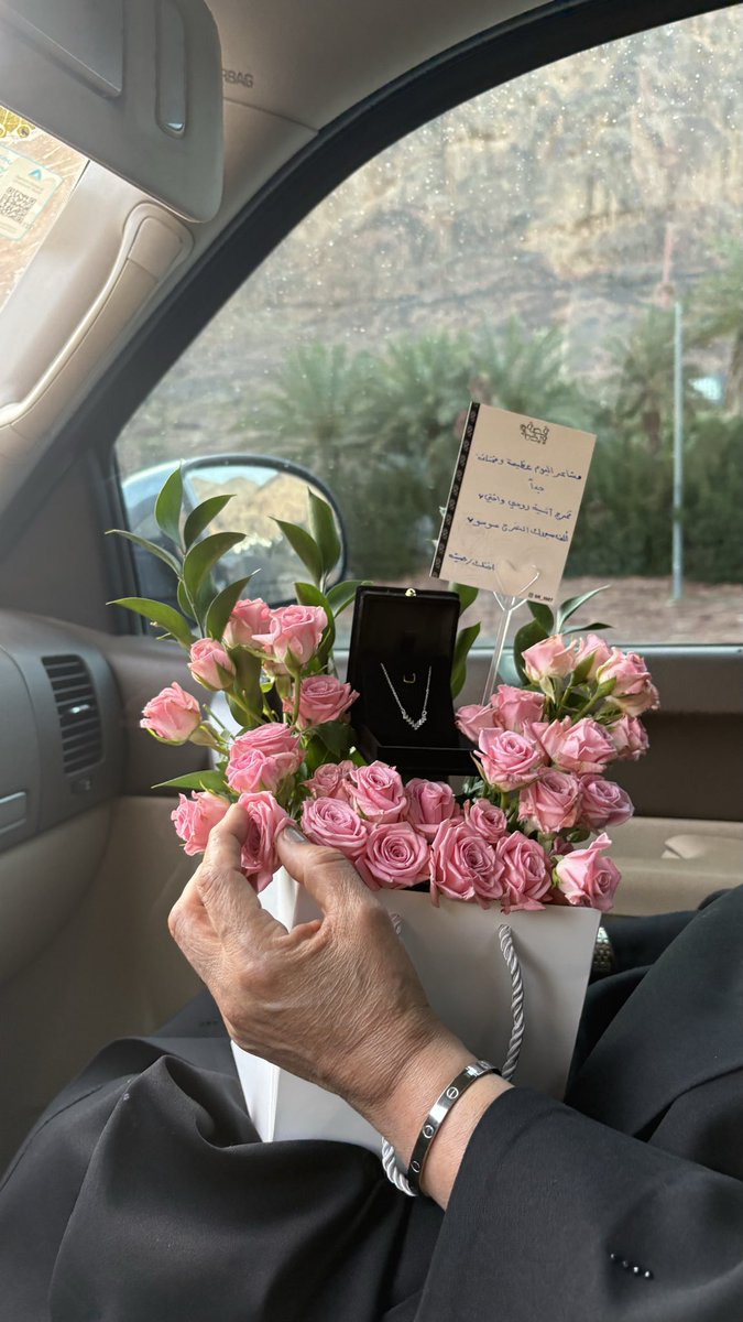 v4ii4's tweet photo. يدها تضم الورد والورد مذهُول 
الله يعين الـورد في كـف يدهـا🌷 https://t.co/2UMdtkHNOY