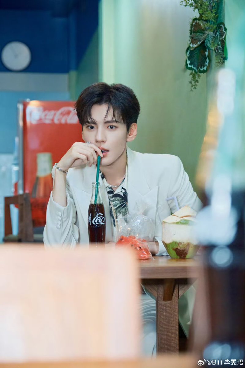 달 tweet media
