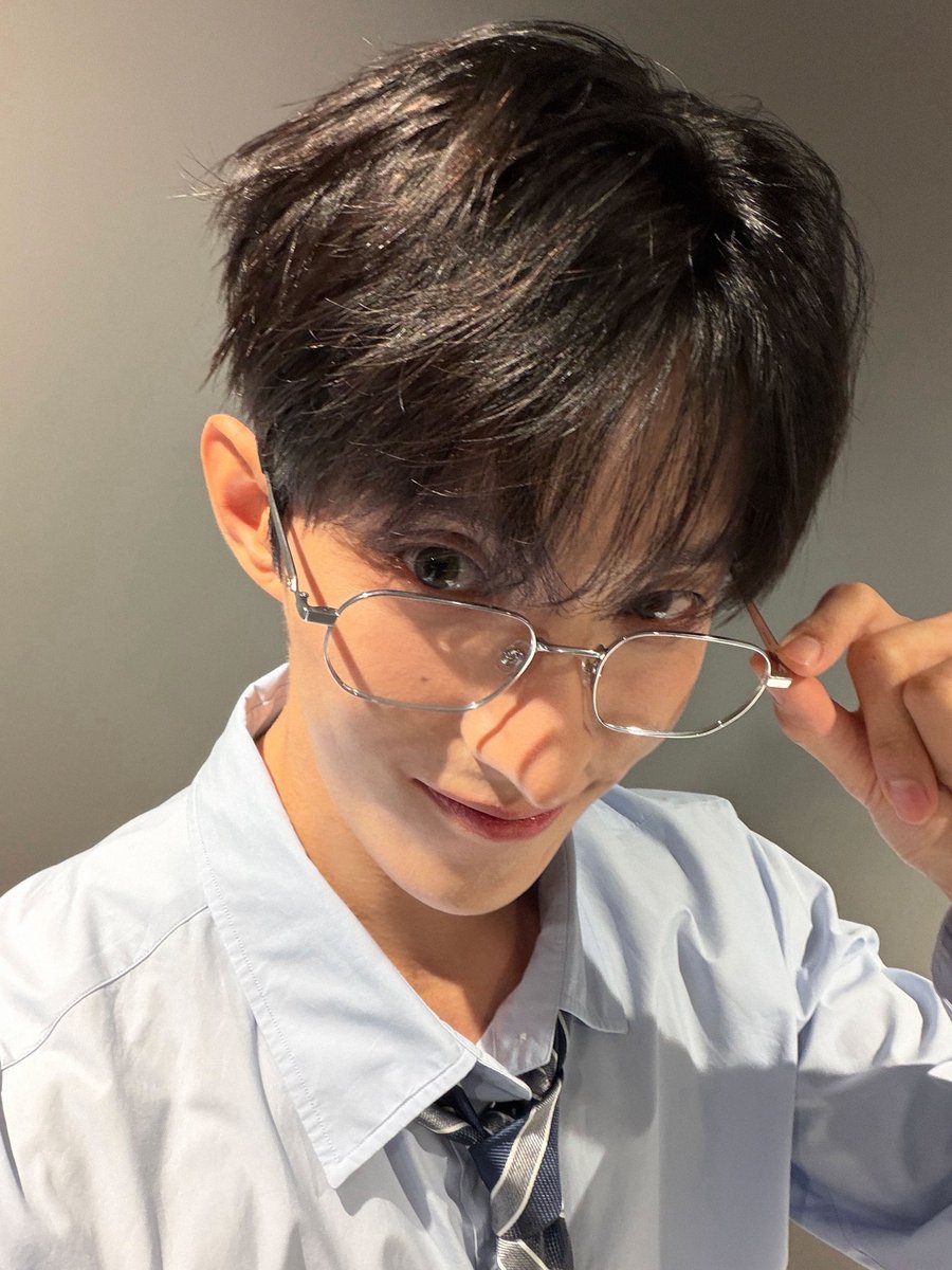 Seokmisne's tweet photo. This senior kinda look with specs on made me feeling myself no matter how. https://t.co/vBzyCCYwJH