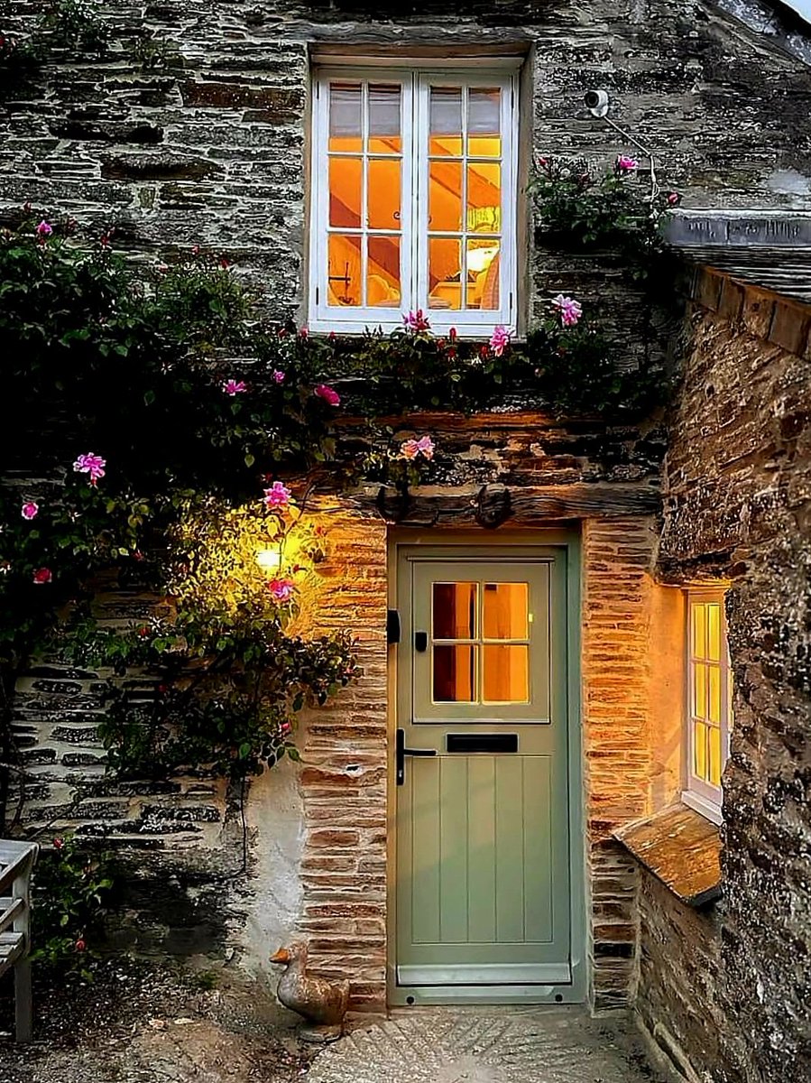 English Cottages tweet media