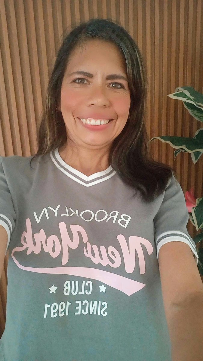 yolucecita's tweet photo. Mi #TBT del Día de la Madre. Presumiendo mi obsequio. 🥰 Compartiendo con las mamis. Comiendo. Tomando. Chismoseando 🤭. 
Se Disfrutó a pesar del calor. Buena reunión. Vida y Salud ✌🏼😎
#TBT #TBThursday #RecordandoAndo #Whisky #Brindando #Compartir #DiaDeLaMadre 
😚🥰☺️😉😜🤗🫶🏻 https://t.co/QG4oQxBhYK