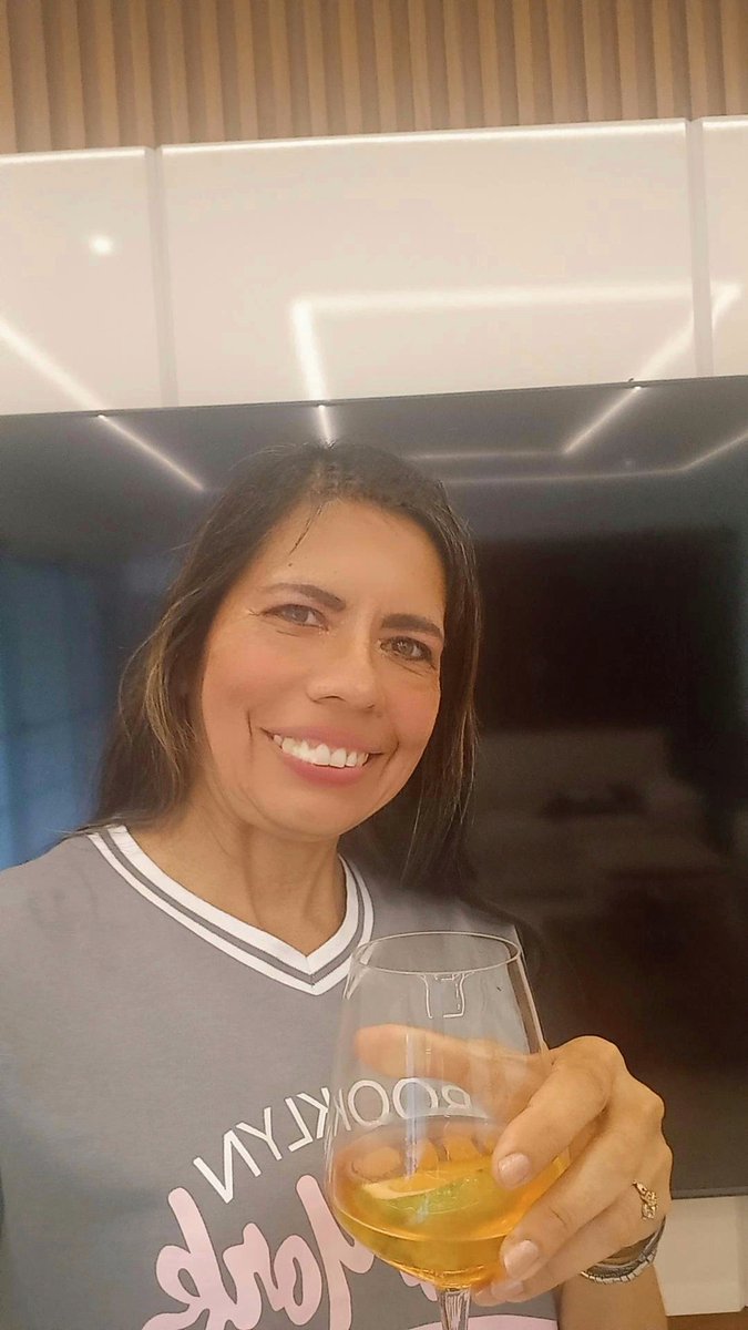 yolucecita's tweet photo. Mi #TBT del Día de la Madre. Presumiendo mi obsequio. 🥰 Compartiendo con las mamis. Comiendo. Tomando. Chismoseando 🤭. 
Se Disfrutó a pesar del calor. Buena reunión. Vida y Salud ✌🏼😎
#TBT #TBThursday #RecordandoAndo #Whisky #Brindando #Compartir #DiaDeLaMadre 
😚🥰☺️😉😜🤗🫶🏻 https://t.co/QG4oQxBhYK