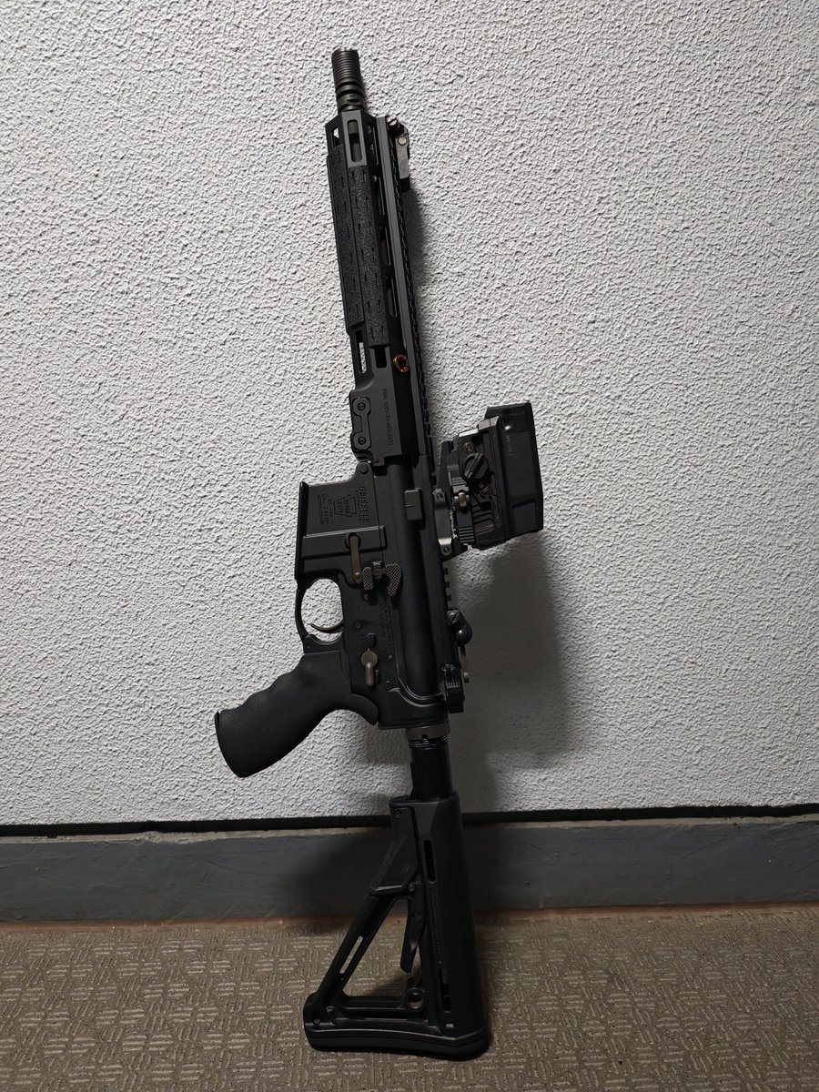 Aryce0409's tweet photo. 久々にサバゲーするのでSUREFIREとか壊したくないもん降ろした
定期的にあまりパーツを載せないほうがかっこよく見える病気にかかる https://t.co/dfNZYfX6ek