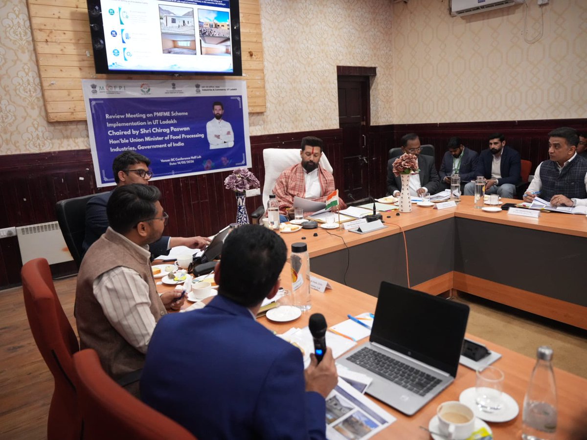 MOFPI_GOI's tweet photo. केंद्रीय खाद्य प्रसंस्करण उद्योग मंत्री श्री @iChiragPaswan ने आज लेह, लद्दाख में #PMFMEScheme की प्रगति की समीक्षा हेतु आयोजित बैठक की अध्यक्षता की।
#FoodProcessing https://t.co/hqhdU8ZHL1