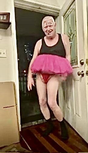 Make_Me_Yours6's tweet photo. He wanted to show everyone how stupid he is. Door wide open and he don't care.
#dennisblessing
#dennisblessing https://t.co/W7jmxLogBf