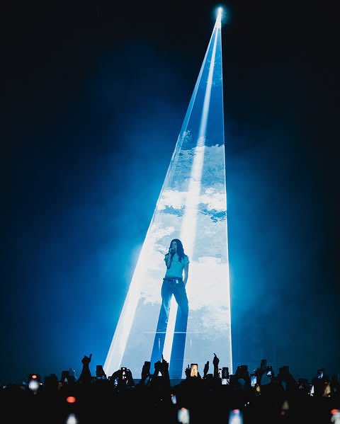 LordeUpdatesBR's tweet photo. 🧬 LA, be ready! 

The 63rd show from the #UltrasoundWorldTour happens TONIGHT — as Lorde returns to the Kia Forum with a SOLD OUT show.

Lorde will be joined by Smerz and Sophia Stel as openers! This show marks, in her own words, the beginning of the end of the Virgin era. https://t.co/owo1BUGcw2