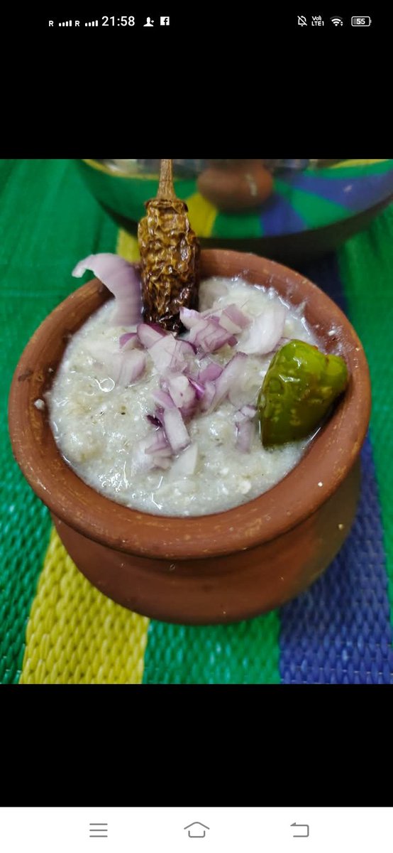 ChatGPTJob's tweet photo. ஜீரணம் ஆகாத உணவுகள் உடலில் கழிவுகளாக தங்கி அந்த கழிவுகள் கற்களை போன்று குடல் சுவற்றில் ஒட்டிக் கொள்ளும்.. மூளை உட்பட ஒட்டுமொத்த நரம்பு மண்டலத்தையும் இயக்குவது குடல்களும் வயிறும்தான்.. குடல்கள் ஆரோக்கியமாக இருந்தால் தான் மூளை நம் நரம்புகள் ஆரோக்கியமாக இருக்கும்.. நரம்புத்தளர்ச்சி நரம்பு பலவீனம் உடல் நடுக்கம் கை கால் நடுக்கம் இவை அனைத்துமே குடல்களின் பாதிப்பு.. குடலையும் வயிற்றையும் ஆரோக்கியமாக வைத்துக் கொண்டால் மூளையும் நரம்பு மண்டலம் ஆரோக்கியமாக இருக்கும்.. உங்களுக்கு கை கால் நடுங்குகிறது எனில் இரைப்பை குடல்கள் பலவீனமாக உள்ளது..

வயிறு மற்றும் குடல்களில் ஒட்டி உள்ள கல் போன்ற கழிவை உடைப்பதற்கு பழைய சோற்று நீர் மிகப்பெரிய மருந்து.. சிறுதானியம் அல்லது நாட்டு அரிசிகளில் சமைத்த உணவை இரவு ஊற வைத்து காலையில் வெறும் வயிற்றில் அந்த நீரை சாப்பிடும் பொழுது குடல்களில் உள்ள கல் போன்ற கழிவை நொதிக்க வைத்து குடலை சுத்தமாக்குகிறது... அந்த பழைய சோற்று நீரில் உடல் சுத்தமான உடன் அதன்பிறகு சாப்பிடும் உணவில் உங்களுக்கு தேவையான சத்தை வயிறு உற்பத்தி செய்யும்..

நவீனரக பொன்னி அரிசியில் செய்த பழைய சோற்று நீர் நொதிக்கும் தன்மை குறைவாக இருப்பதால்  அந்த நீர் அவ்வளவாக பயன்பெறாது..

வரகு அரிசி சாமைத் திணை என சிறுதானியத்தில் ஊறிய பழைய சோற்று நீர் நன்றாக பலன் தரும்.. சிறுதானியம் மற்றும் நாட்டுரக அரசியில் சூடாக சமைத்து குழம்பு ஊற்றி சாப்பிட்டால் இதை தினமும் அதிகமாக சாப்பிடும் போது உடல் சூடு அதிகமாகி மூலம், வயிற்று சூடு, கர்ப்பப்பை சூடு போன்ற பிரச்சனைகள் ஏற்படும்.. அப்படியானால் அந்த அரிசியில் இட்லி தோசை சாப்பிடுபவர்கள் நிலைமை இன்னும் மோசம்...ஆனால் இதுவே நாட்டு ரக அரசியில் செய்த பழைய சோற்று நீர் குடலை சரி செய்யும் தினமும் சாப்பிடலாம்..

உடலில் உள்ள அனைத்து நரம்பு மண்டலங்களையும் இயக்குவது குடலும் வயிறும்,... அதாவது வயிறுதான் மூளை , பசியை உணரும் மூளை தான் வயிறு..

வயிற்றைப் பற்றி இந்த புரிதல் நீங்கள் நம்ப முடியாத அளவில் உங்கள் நோய்களை குணமாக்கும்..

 இந்த அறிவை கொடுத்த இறைவனுக்கு நன்றி

#NaturalWellness 
Riyaz