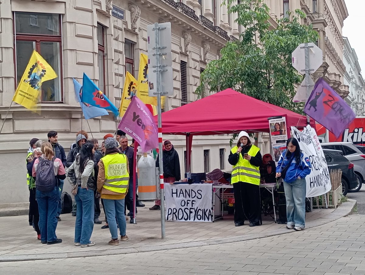 AvusturyaF's tweet photo. Atina’daki Prosfygika’da direnişe Viyana'da Demokratik kitle Örgütleri dayanışma mitingi yaptı 

Prosfygika’da, devletin tahliye girişimlerine karşı başlatılan direniş sürerken, eylemler uluslararası dayanışmayla büyüyor. https://t.co/asitAKnzv0
