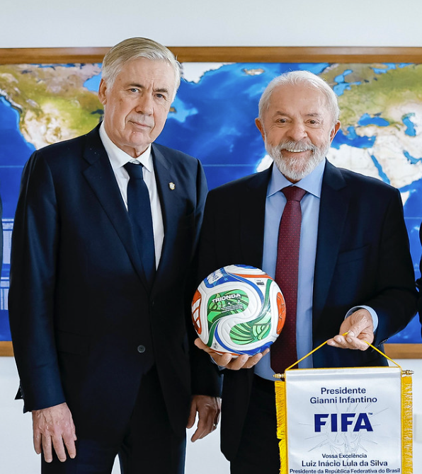 lucasfelix's tweet photo. Com menos de 24 horas de diferença, tudo passou a indicar que os dois velhos vão segurar a onda até 2030 mesmo https://t.co/y3RPsOyYDN