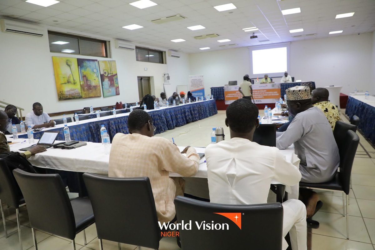 WorldVisionNe's tweet photo. Dans le cadre de la clôture du projet « Renforcer l’accès aux soins de santé et le contrôle des épidémies pour les populations vulnérables dans les régions de Diffa, Tillabéry et Tahoua », un atelier de capitalisation s’est tenu ce mercredi 13 mai au Grand Hôtel de Niamey, réunissant World Vision et l’ensemble des parties prenantes.

Cet atelier avait pour objectif de revenir sur les principales réalisations du projet, d’identifier les bonnes pratiques, mais aussi de mettre en lumière les défis rencontrés afin de tirer des enseignements utiles pour les interventions futures.
La cérémonie a été officiellement ouverte par la représentante du Ministère de la Santé et de l’Hygiène publique, qui a donné le GO d’ouverture des travaux.

Ont pris part à cette rencontre :
les Cluster Managers de Tahoua et Tillabéry
les équipes projets santé de World Vision Niger
le représentant de l’OMS
les Médecins-Chefs de District (MCD)
les représentants des Directions Régionales de la Santé Publique (DRSP)
les services techniques et partenaires du secteur de la santé (SPIS, etc.) #WorldVisionNiger #SantéPourTous