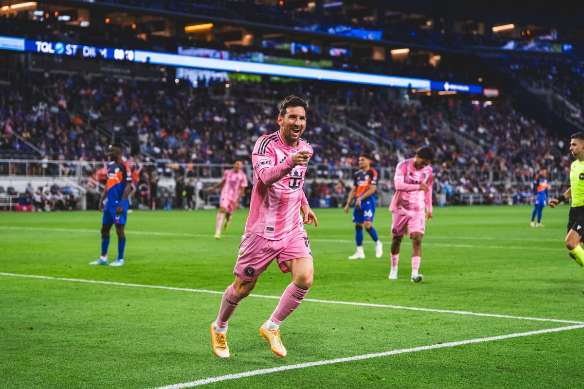 MessiExperience's tweet photo. Simplemente escandaloso. 🔥
Show de Leo Messi en el triunfo de @intermiamicf ante Cincinnati (3-5). ⚽️🐐

Cuando el límite parece alcanzado… él lo rompe otra vez. ✨

Una trayectoria que marca la historia del fútbol y que puedes vivir en primera persona en 📍The Messi Experience. Pronto anunciamos nuevos destinos. 😉

Simply unreal. 🔥
A masterclass from Leo Messi in @intermiamicf’s win over Cincinnati (5–3). ⚽️🐐

Just when it feels like he’s reached the limit… he breaks it again. ✨

A journey that continues to shape football history and one you can experience firsthand at 📍The Messi Experience.
New destinations coming soon. 😉

#TheMessiExperience
