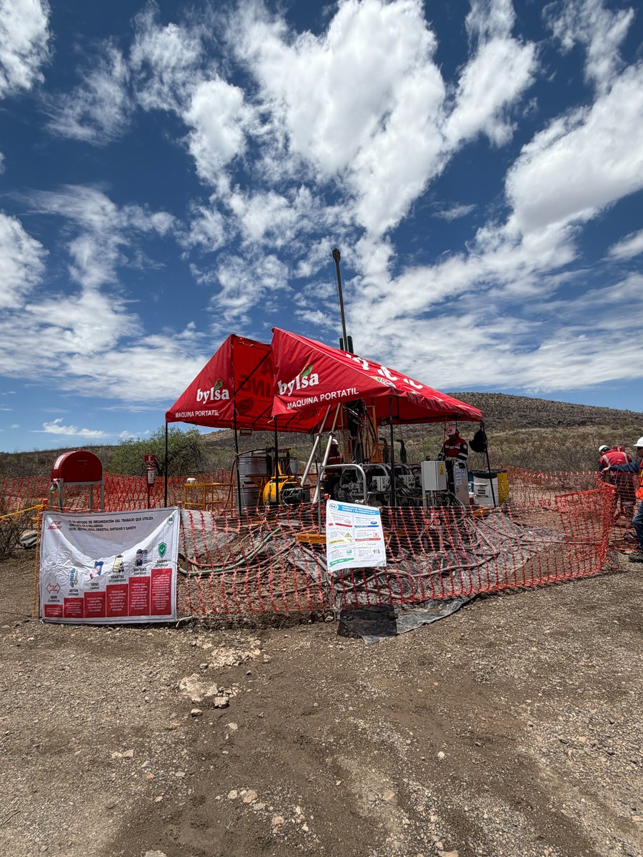 CapitanSilverC's tweet photo. Capitan hosted its first analyst site tour of Cruz de Plata, showcasing the project's large-scale potential

Guests walked the property and met our onsite team. The tour included stops at several prospective targets, finishing with a trip to the core shack

$CAPT.V $CAPTF https://t.co/In0lSfANcD