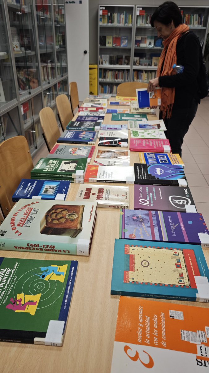 CEPdeSevilla591's tweet photo. En el curso Buenas Prácticas de Radio Escolar en centros educativos del @CEPdeSevilla sugerimos varias propuestas bibliográficas que mejorarán la formación de las personas asistentes. Gracias a la @CEPSevBiblio por vuestro asesoramiento y ayuda. @DG_IFP https://t.co/w3oyNtzllO