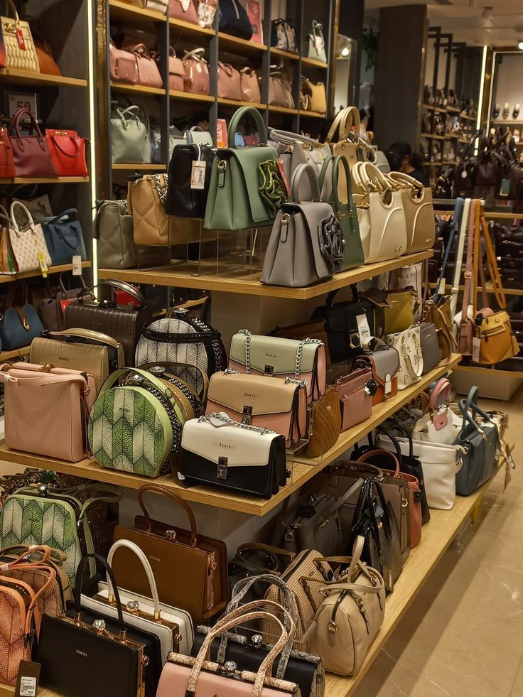 AceRetailZm's tweet photo. Overstock creates stress, not excitement.Crowded displays overwhelm customers.Breathing room sells better than clutter.
The first 5–7 seconds decide everything.Customers form an instant impression at the entrance. That feeling of calm or chaotic, shapes whether they stay &amp; spend. https://t.co/zrx7xHiQ4E