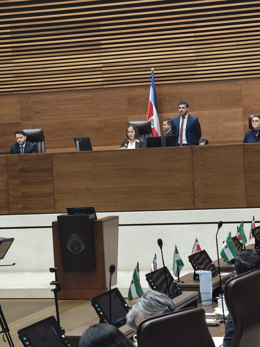 cesbarb's tweet photo. El oficialismo, otra vez, está protegiendo a Fabricio Alvarado. La presidenta legislativa leyendo la resolución donde archiva el caso para sancionar políticamente al ex diputado por la acusación de acoso sexual contra una asesora. https://t.co/O4ayaMbX4q