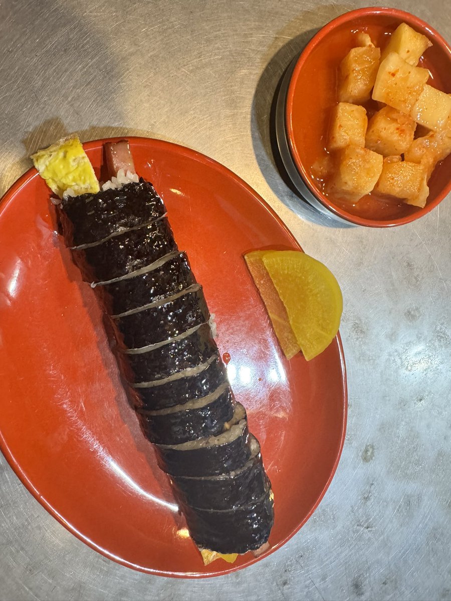 mediathenext1's tweet photo. 일 마치고 
혼자 조용히 훈이네김밥에서 오늘 첫끼.

광주에서 부산까지,
오늘 하루 기차에서만 거의 6시간.

길었다.
그래도 
우동 한 그릇에, 
김밥 한 줄 두니
이제야 하루가 끝나는 것 같다. https://t.co/ppFpmNUAsJ