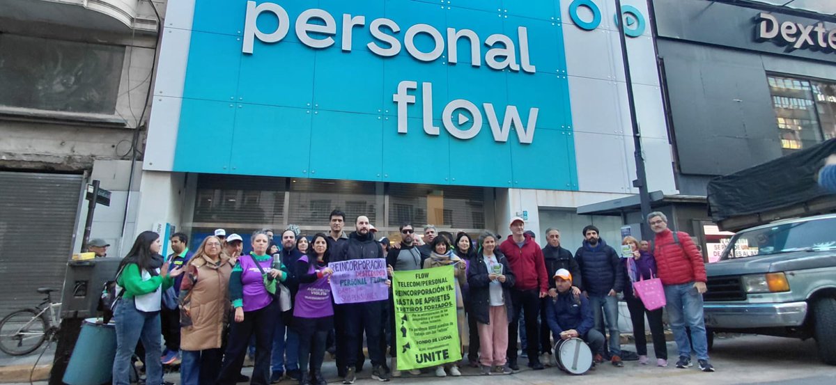 fsaracho2014's tweet photo. Acción en la comercial de Personal Flow del grupo Clarin, por la reincorporación de los 5 trabajadores/as despedidos/as. Una empresa que tiene ganancias multimillonarias y despide, sanciona a sus trabajadores y aplica tarifazos a los usuarios. Unidad de las y los trabajadores! https://t.co/zNvCaGz6WV