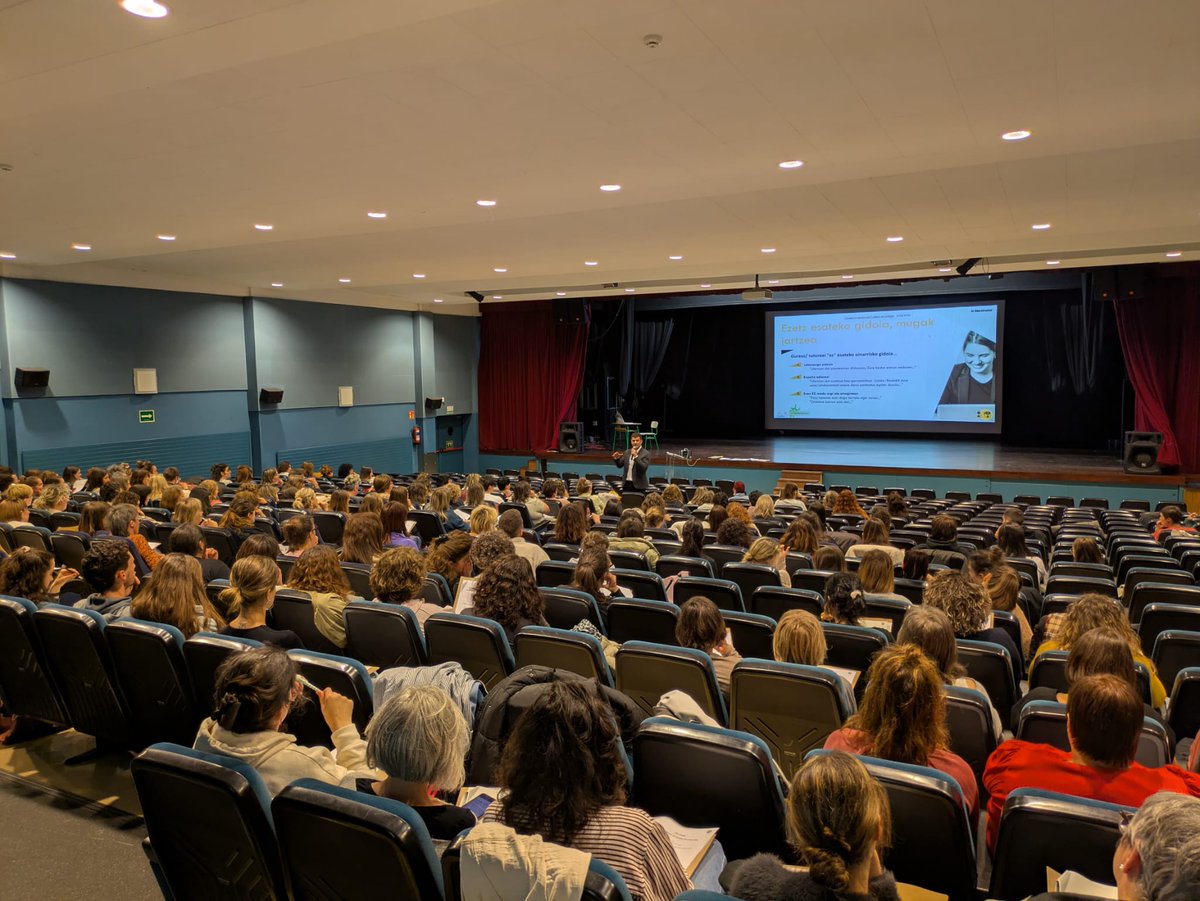 InnRocha's tweet photo. 🗣️ Última ponencia del taller gestión del tiempo para #Haurrreskolak en #Eibar: 200 asistentes trabajando cómo minimizar robatiempos y adquirir hábitos productivos https://t.co/egFZhdeMEC