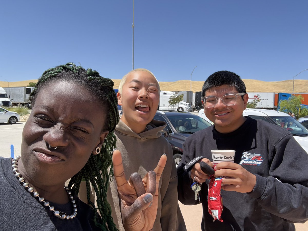 mintgreenmusic's tweet photo. on our way to the pay !! playin in menlo park, ca tonite ^-^

tixtixtix: https://t.co/haYe6X7GZT https://t.co/qCsqENJAzR