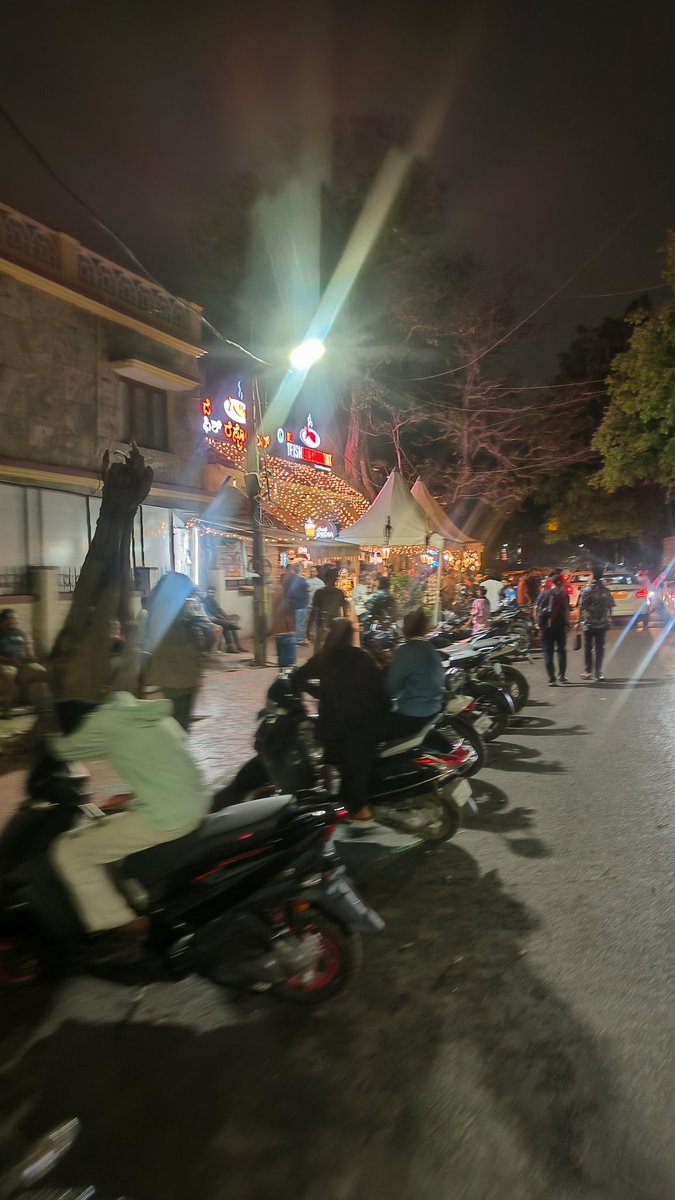 SamR0ck's tweet photo. @GBAChiefComm @bwaditrafficps Looks here they also have a Camel on the Footpath.. just 20 steps away from @bwaditrafficps 

@blrcitytraffic @ChristinMP_ https://t.co/x1TRDakNta