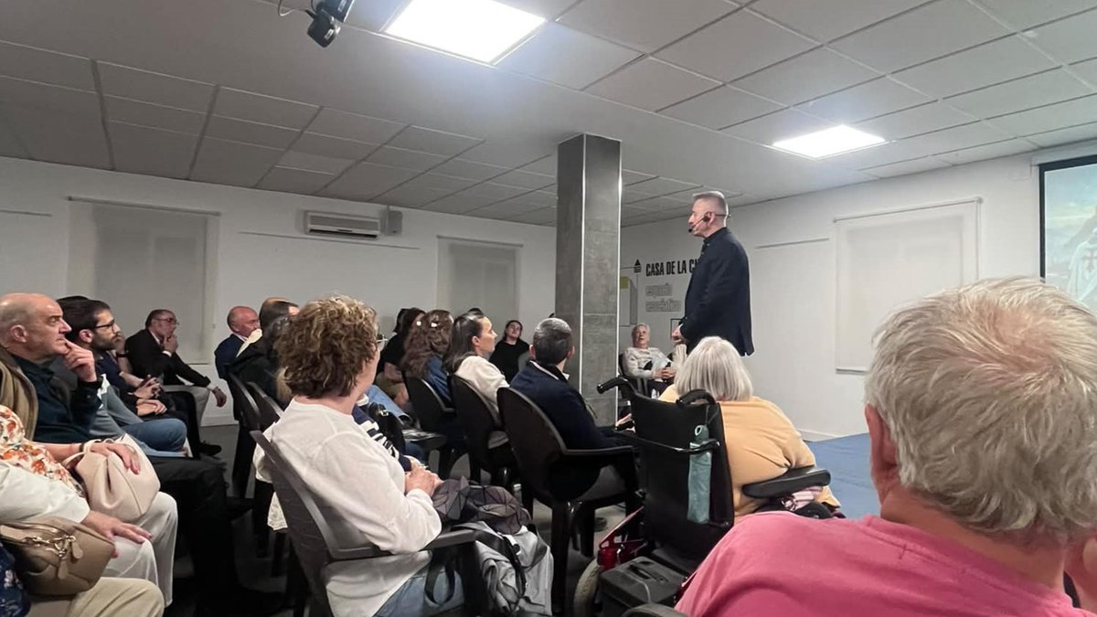 ParticipaCR's tweet photo. Éxito de participación en la conferencia “Alarcos, frontera del silencio”, impartida por el profesor de historia, periodista y escritor ✍️ Antonio José Moreno López, colaborador de Cuarto Milenio.

#alarcos2026 #cuartomilenio #ciudadrealentretodos https://t.co/RX1nuCG4u9