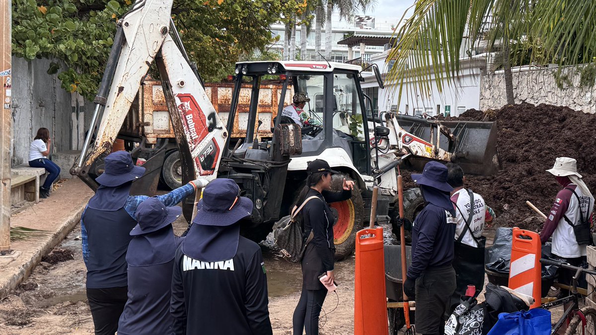 circuloMx23's tweet photo. A Secretaría de Marina cambió sus armas por rastrillos para recoger sargazo en Playa del Carmen, así denigra el gobierno de Morena a los elementos que deberían estar vigilando las costas del país!. https://t.co/tAT1DbJFLL
