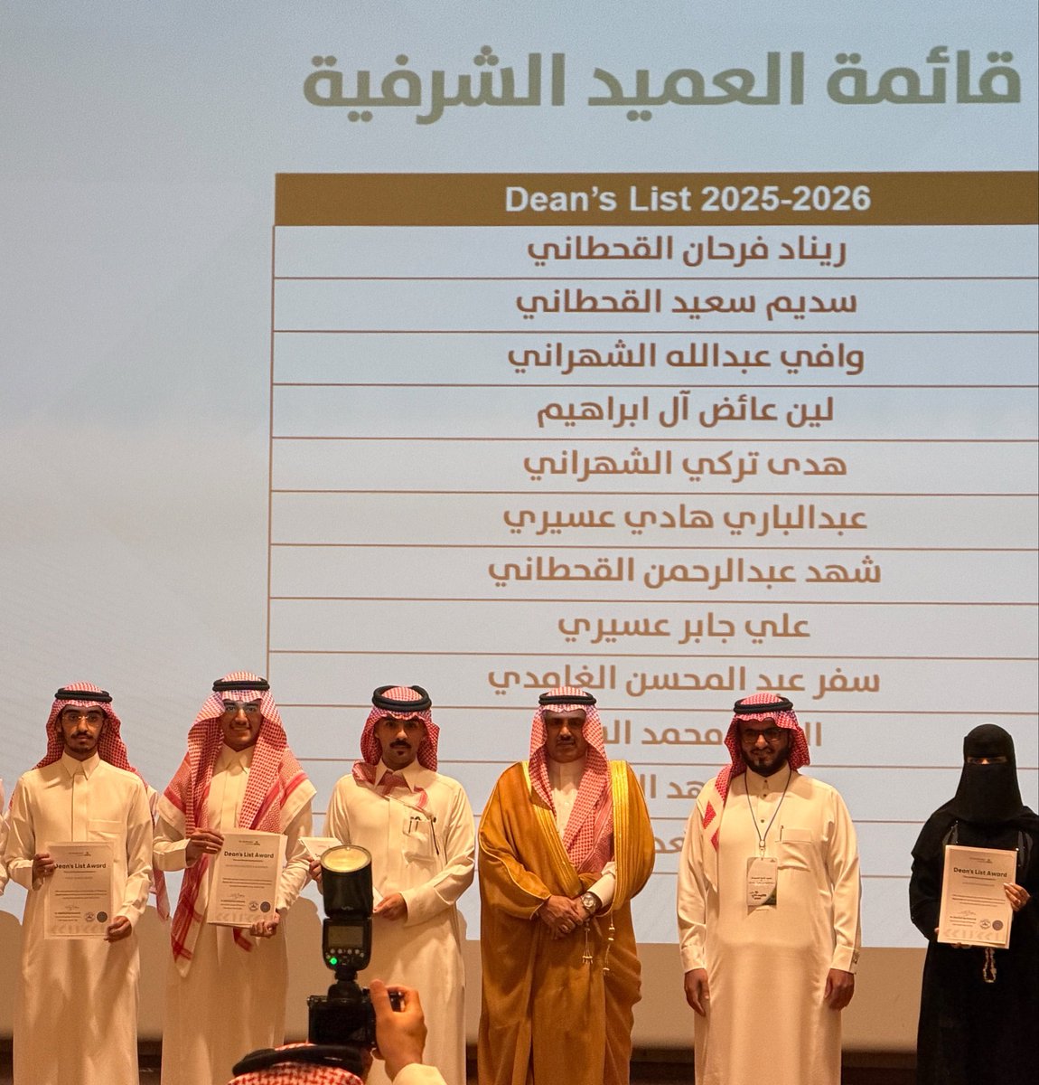 SubGold's tweet photo. ولله الحمد، تكللت سنوات الدراسة بتكريمي من قبل معالي مدير الجامعة، وذلك لحصولي على قائمة العميد الشرفية.

كما تشرفت بالمشاركة بصفتي احد رؤساء ملتقى صيادلة عسير،

إضافةً إلى مشاركتي في معرض الأبحاث العلمية من خلال أحد ابحاثي في مجال الصيدلة🎖️⛰️📚.

#صيدلي_ملهم #kku #دكتور_صيدلي https://t.co/tDy145ptlm