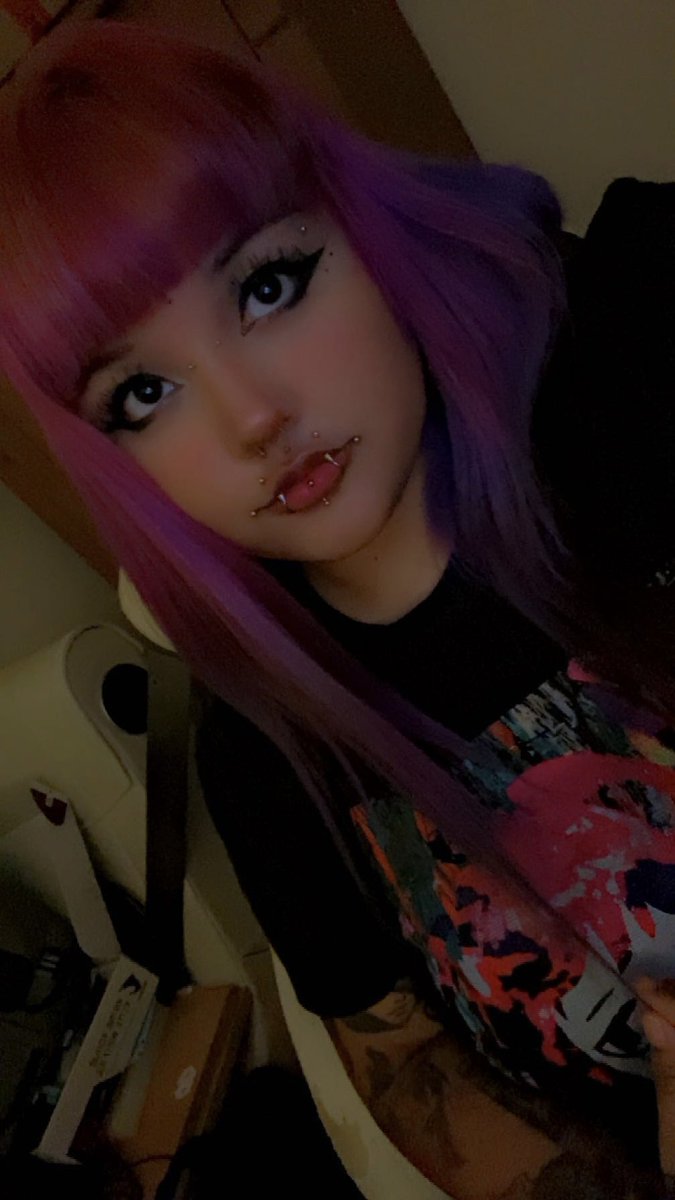 violet tweet media
