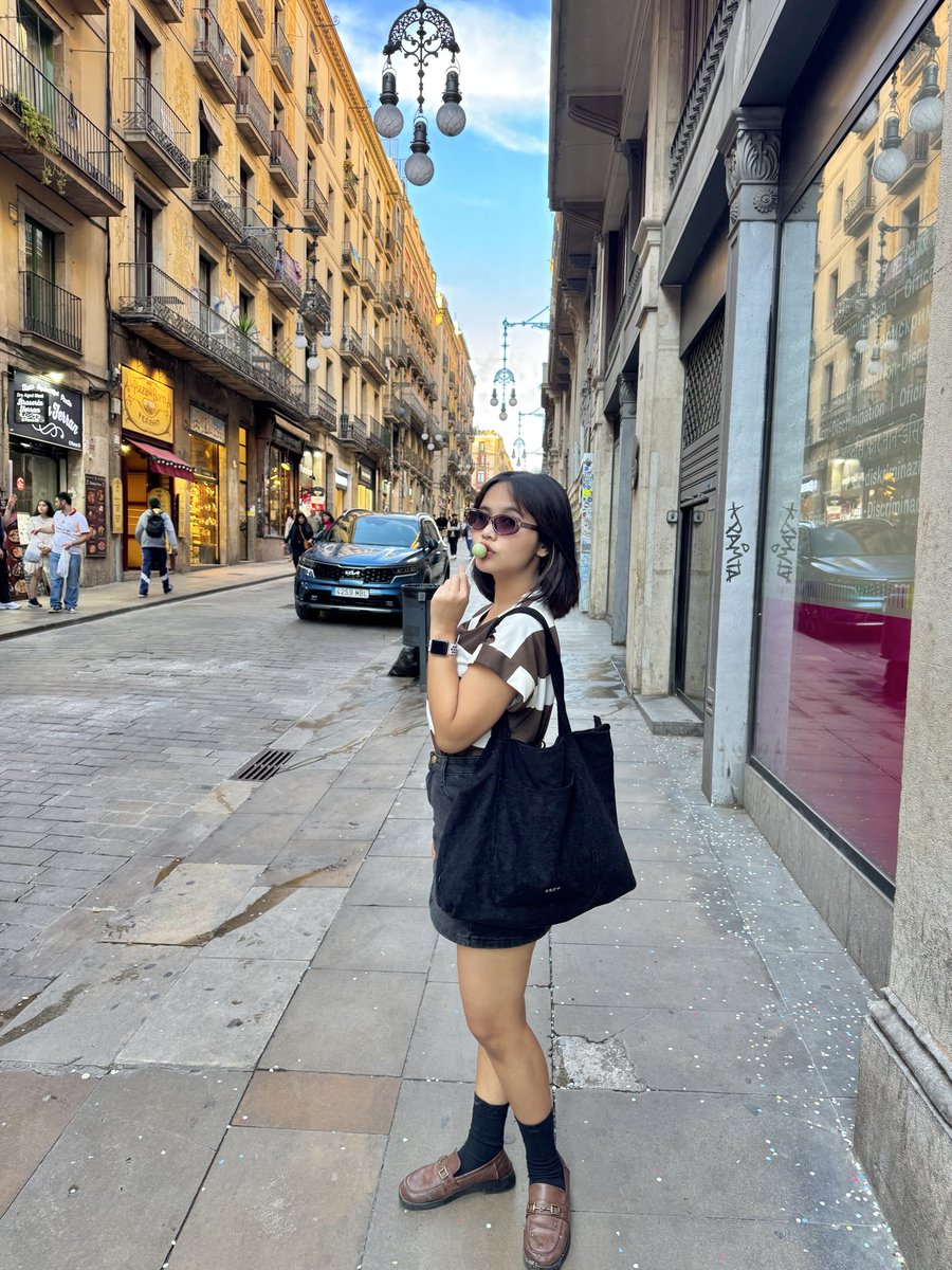 arrewll's tweet photo. barcelona dump https://t.co/sMdQSZtBHs