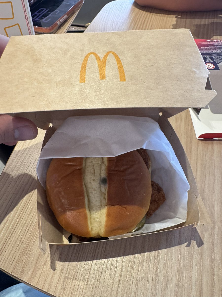 LingFernando's tweet photo. @McDonaldsMexico sucursal Tangamanga SLP MX, es por mucho, LA PEOR SUCURSAL DE MCDONALDS EN EL MUNDO. El servicio es el peor de todos, y hoy hasta me salieron con esto… pan podrido! @McDonalds ¿qué onda con estos franquiciatarios? Y su argumento es: “el empaque no dice caducado” https://t.co/zCwibe5DuP