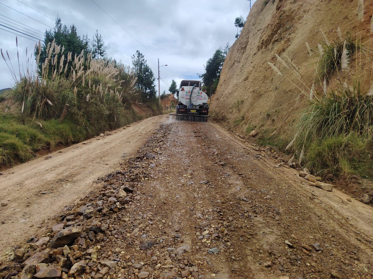 AzuayPrefectura's tweet photo. 🚜 Trabajamos de manera articulada por una mejorar la conectividad en Quingeo

🤝 Apoyamos con volquetas para el transporte de lastre y cisterna para el sellado en el mantenimiento vial del tramo Y de Cumbe – Quingeo, en coordinación con el GAD Parroquial de Quingeo.👷‍♀️👷‍♂️ https://t.co/0M4YOuOx3J