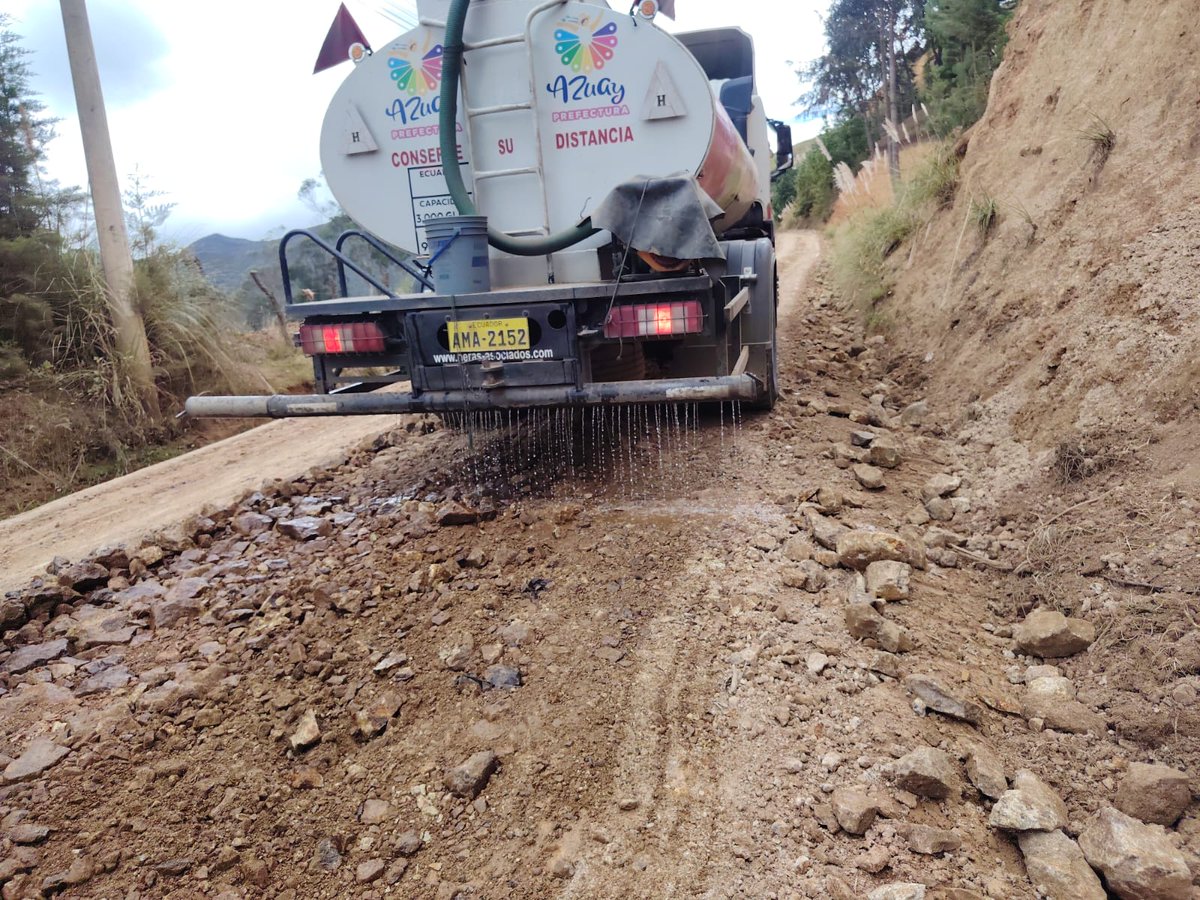 AzuayPrefectura's tweet photo. Seguimos fortaleciendo la movilidad y el desarrollo de nuestras comunidades rurales. 💪🏽

#TransformamosVidas
#AzuayPrefectura
#JotaLloretPrefecto https://t.co/DjCwvlkEYU