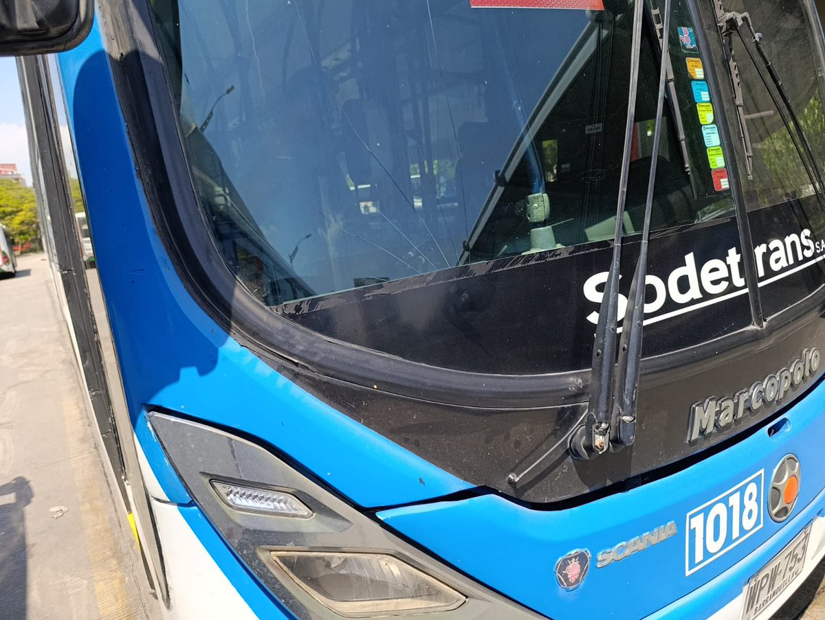 transmetrobaq's tweet photo. Transmetro rechaza de manera categórica todo acto de vandalismo en contra del Sistema y de los bienes destinados a la prestación del servicio público de transporte masivo.

Este jueves, en la estación Joe Arroyo, un vehículo vinculado a la empresa operadora Alianza Sodis fue objeto de actos vandálicos por parte de un usuario, quien golpeó el bus y ocasionó la ruptura del vidrio panorámico, dejando el vehículo fuera de operación.

La persona involucrada fue puesta a disposición de las autoridades competentes y la entidad adelantó las acciones legales correspondientes, conforme a los protocolos establecidos.

Este tipo de hechos afectan la operación del Sistema, ponen en riesgo la seguridad de usuarios y colaboradores, y generan impactos directos en la prestación del servicio a la ciudadanía.

Hacemos un llamado al respeto, la corresponsabilidad y el cuidado de la infraestructura del Sistema. Transmetro es patrimonio de todos y su protección es un compromiso colectivo.