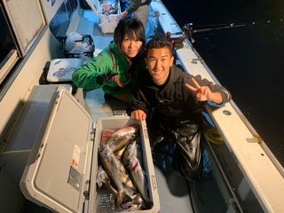 maneimaru's tweet photo. おはようございます。
高気圧に覆われてしばらく良い凪が続きます。

マルイカ船、イシナギからのハタ五目船が出船致しました。
本日もお客様に恵まれ感謝、感謝です。

半夜クロムツ船も出船確定です。

5日、12日の3号船ハタ五目に忘れ物ありです。
心当たりのお客様連絡お待ちしてます。 https://t.co/IFXIVY4YHv