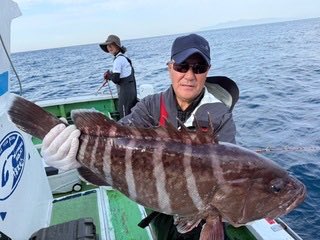 maneimaru's tweet photo. おはようございます。
高気圧に覆われてしばらく良い凪が続きます。

マルイカ船、イシナギからのハタ五目船が出船致しました。
本日もお客様に恵まれ感謝、感謝です。

半夜クロムツ船も出船確定です。

5日、12日の3号船ハタ五目に忘れ物ありです。
心当たりのお客様連絡お待ちしてます。 https://t.co/IFXIVY4YHv