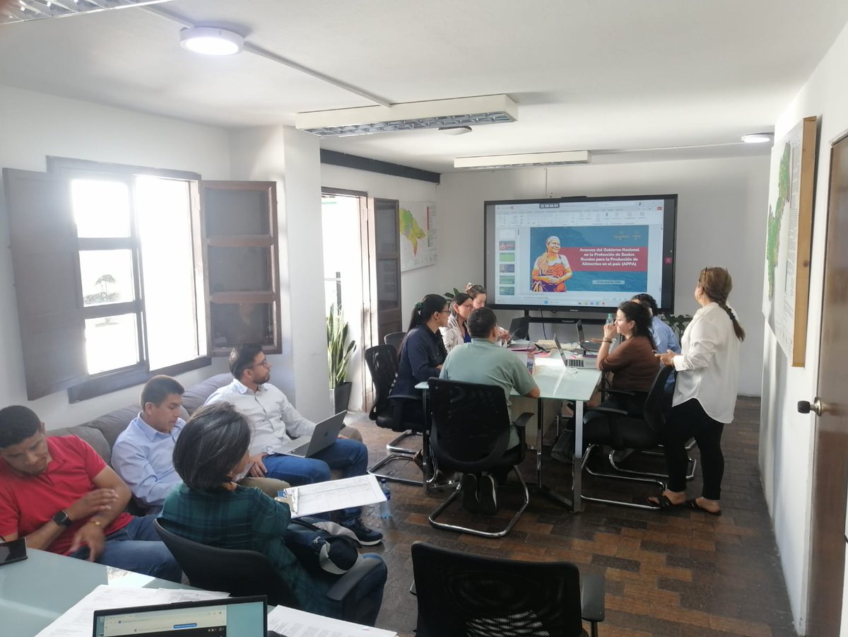 MinAgricultura's tweet photo. #Agenda 🗓️ | En Popayán (#Cauca), la directora de Ordenamiento Social de la Propiedad Rural del #MinAgricultura, @LizethMonteroP, participó en una mesa técnica, junto a autoridades locales,  la @CRCcauca y @UPRAColombia, para avanzar en la definición de una ruta de identificación y delimitación de las Áreas de Protección para la Producción de Alimentos (#APPA). 🌱

Esta estrategia de la #RevoluciónPorLaVida busca proteger los suelos fértiles y fortalecer la soberanía alimentaria en el territorio. 🍅🌽