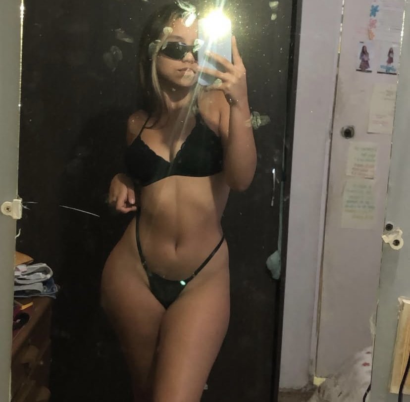 ImperioDoohot's tweet photo. BRUTAL ☠️

Novinha com carinha de santinha fez 18 aninhos cheia de fogo, pediu pra gravar tudo o que fazia no off com amigo e no outro dia ja tava rolando tudo no grupo das amigas 💦😈

🎁 VEJA NOS COMENTÁRIOS👇 https://t.co/EDxzzWGkfE