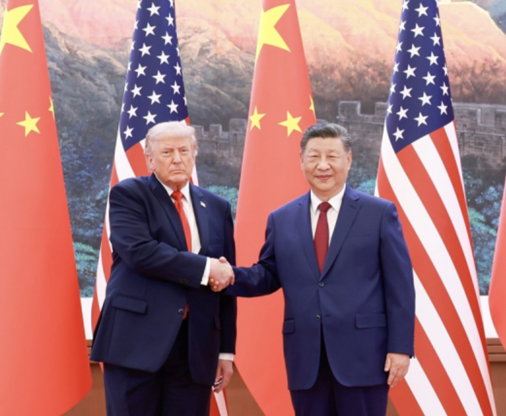 PapalotX's tweet photo. 米中会談のニュース、日本の報道だけ見て融和ムードで良かったねとか言ってる人、正直センスないと思うんですよね。 新華社の原文を読んでみたら日本のメディアがいかに都合のいい部分だけ切り取って歪めてるか一目瞭然で、マジで驚いたんですよ。
だって、ホワイトハウス側は「石油売れた！農産物買った！」って商売の話ばかり流してますけど、中国側の公式発表（Readout）のメインはそこじゃないですからね。
習近平氏は「台湾問題でミスったら衝突するよ」とか「台独と平和は水と火のように相容れない（水火不容）」とか、かなり物騒な言葉でトランプ氏に強烈な釘を刺してるわけですよ。

これ、メディアが意図的に報道を操作してるのか、アメリカのニュースもプロパガンダを混ぜてるのかは分かりませんけど、少なくとも中国側の一次情報を確認しないとダメだと思うんですよ。あの国特有の論法というか、後で「あれは譲歩じゃなくて警告だった」「お前が勝手にそう解釈しただけだ」っていう「言った言わない論争」に持ち込まれるのがオチですからね。

トランプが偉大だとか習近平が丸くなったみたいな安い物語を信じずに、新華社がわざわざ『建設的戦略的安定』なんて新造語を持ち出してきた意図とか、その裏で高市政権が脱中国包囲網を完成させてる事実とか、そういう矛盾する事実を突き合わせるのが最低限のリテラシーだと思うんですよね。

https://t.co/SUlMkj6TJQ