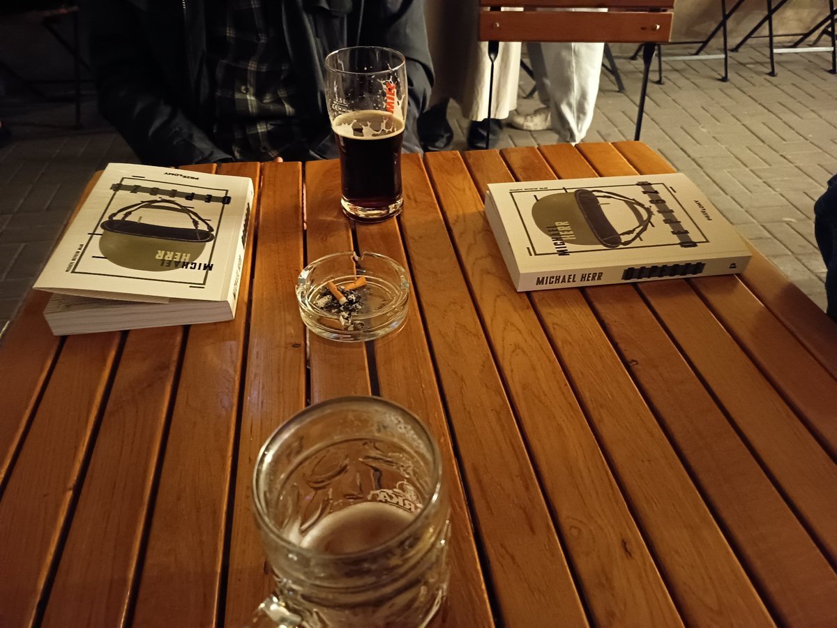 przelomy's tweet photo. @Przewodzik i profesor Kloc mają przynajmniej 2 rzeczy wspólne: książki oraz ciemne piwo. :) https://t.co/qFEdRJV7BR