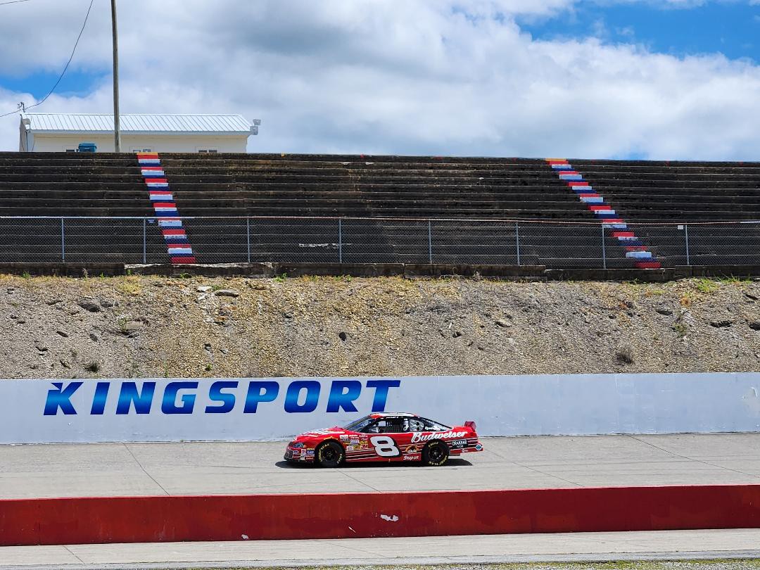 KpSpeedway's tweet photo. You never really know when an old @DaleJr Cup Car is just gonna roll up on a random practice day🔥🔥

Photo/video credit: Ryan Lark/@LarkMotorsports https://t.co/3AzXUWJcTG