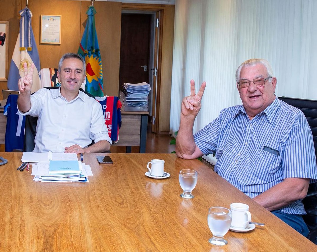 larroqueandres's tweet photo. Con profundo dolor despido al entrañable compañero y referente del peronismo bonaerense Oscar Ostoich.

Hasta siempre Chiquito ❤️✌️ https://t.co/hXiQa0Weeb