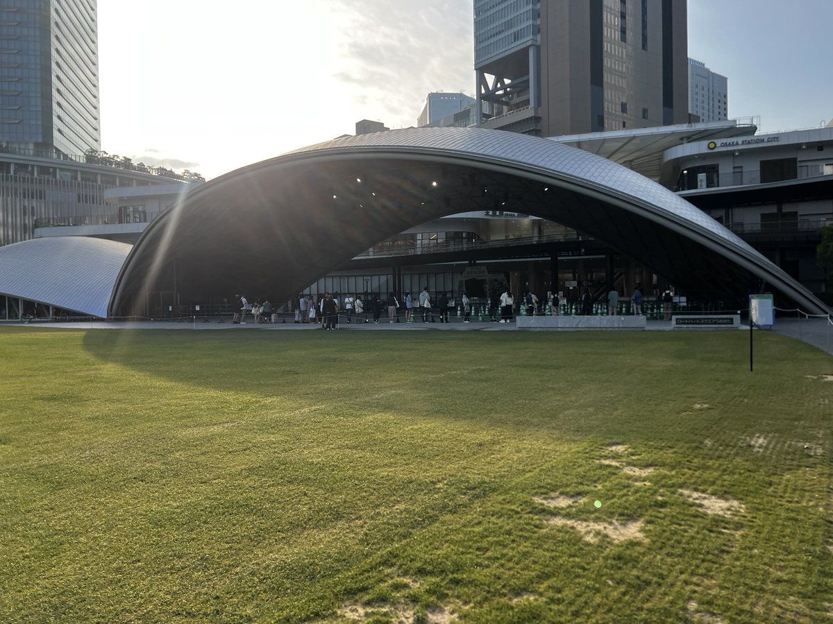 niny1145's tweet photo. 嵐　うめだロートハートスクエア
5/15 6:30時点で30人程並んでました！
#嵐 #梅田　#うめきた #ロートハートスクエア　#嵐オブジェ #Wearearashi #arashi #うめだ https://t.co/BOcy3kqZdD