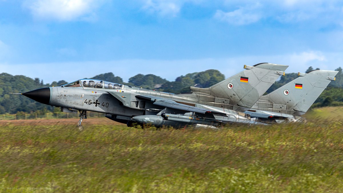 Woit_1900's tweet photo. Buszujące w trawach Tornado, a nawet dwa.
#planespotting #Woitfoci #NTM2024 #Tonka https://t.co/C9Xr5yZokE
