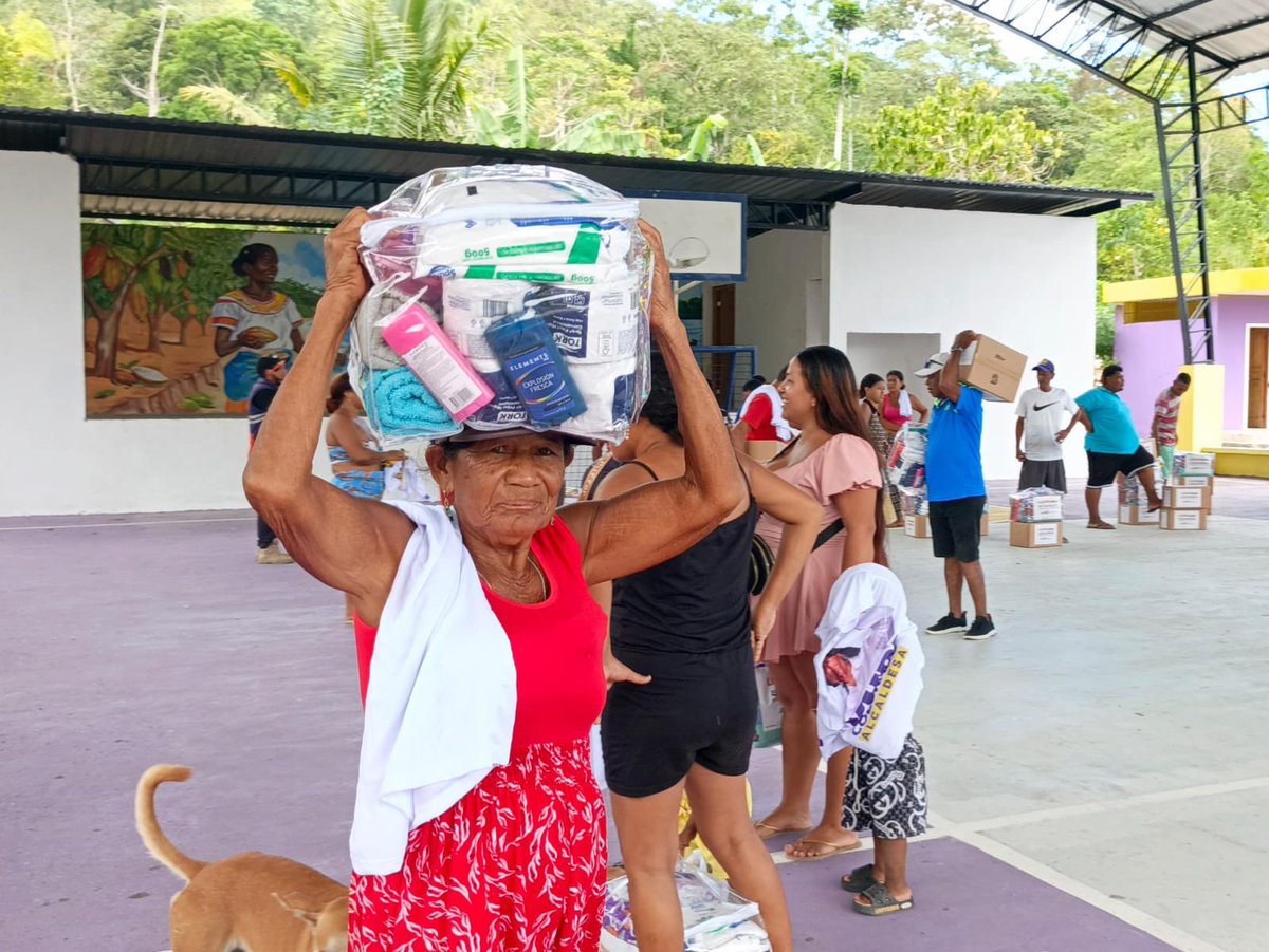 Riesgos_Ec's tweet photo. 📍 #Esmeraldas | Muisne

Tras la afectación generada por la plaga de la jaiba mora en el cantón Muisne, el Gobierno Nacional, liderado por el presidente Daniel Noboa, está junto a la gente.

Entregamos asistencia humanitaria a las familias afectadas en:
🟪 Quingue

Seguimos en territorio, acompañando a nuestra gente y protegiendo vidas. 🇪🇨

@Presidencia_Ec
@Riesgos_Ec

#ElNuevoEcuador