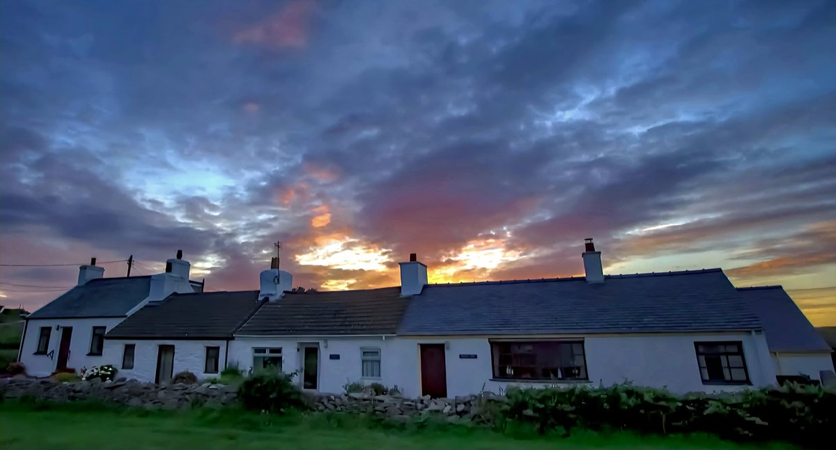 bleddyn123's tweet photo. Colourful sky's over Swnt Cottage's in Moelfre, Ynys Môn. @AngleseyScMedia @BBCWalesNews @S4Ctywydd @BBCWthrWatchers @ItsYourWales @metoffice @Ruth_ITV @SabrinaJayneLee @Sue_Charles @VisitAnglesey @WalesCoastPath @DerekTheWeather @ITVWales @BBCCymruFyw https://t.co/wnhgsZntdF