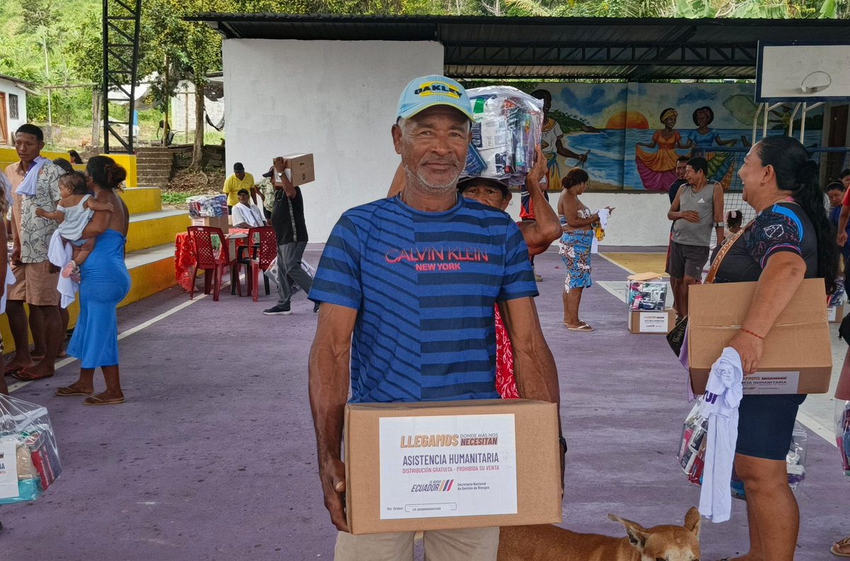 Riesgos_Ec's tweet photo. 📍 #Esmeraldas | Muisne

Tras la afectación generada por la plaga de la jaiba mora en el cantón Muisne, el Gobierno Nacional, liderado por el presidente Daniel Noboa, está junto a la gente.

Entregamos asistencia humanitaria a las familias afectadas en:
🟪 Quingue

Seguimos en territorio, acompañando a nuestra gente y protegiendo vidas. 🇪🇨

@Presidencia_Ec
@Riesgos_Ec

#ElNuevoEcuador