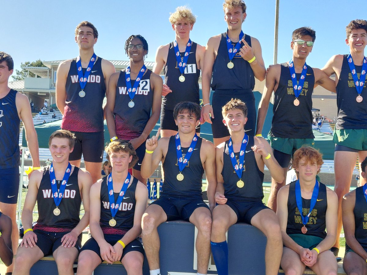 junebugnewyork's tweet photo. The @LHS_WILDCATS 4x800 team at the winning stand. @CoachBHarris @CoachCurtis35 @LexingtonOne https://t.co/IxVDpOHYv8