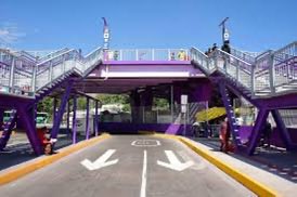 bryanlechugaMX's tweet photo. @ClaraBrugadaM Los barandales de puentes y pasos peatonales se pintan de amarillo por seguridad vial y normativas técnicas (NOM-034-SCT2/SEDATU), este color indica precaución, advierte sobre peligros, riesgos de caída y mejora la visibilidad para los conductores, incluso de noche https://t.co/2xvlMKOqDE