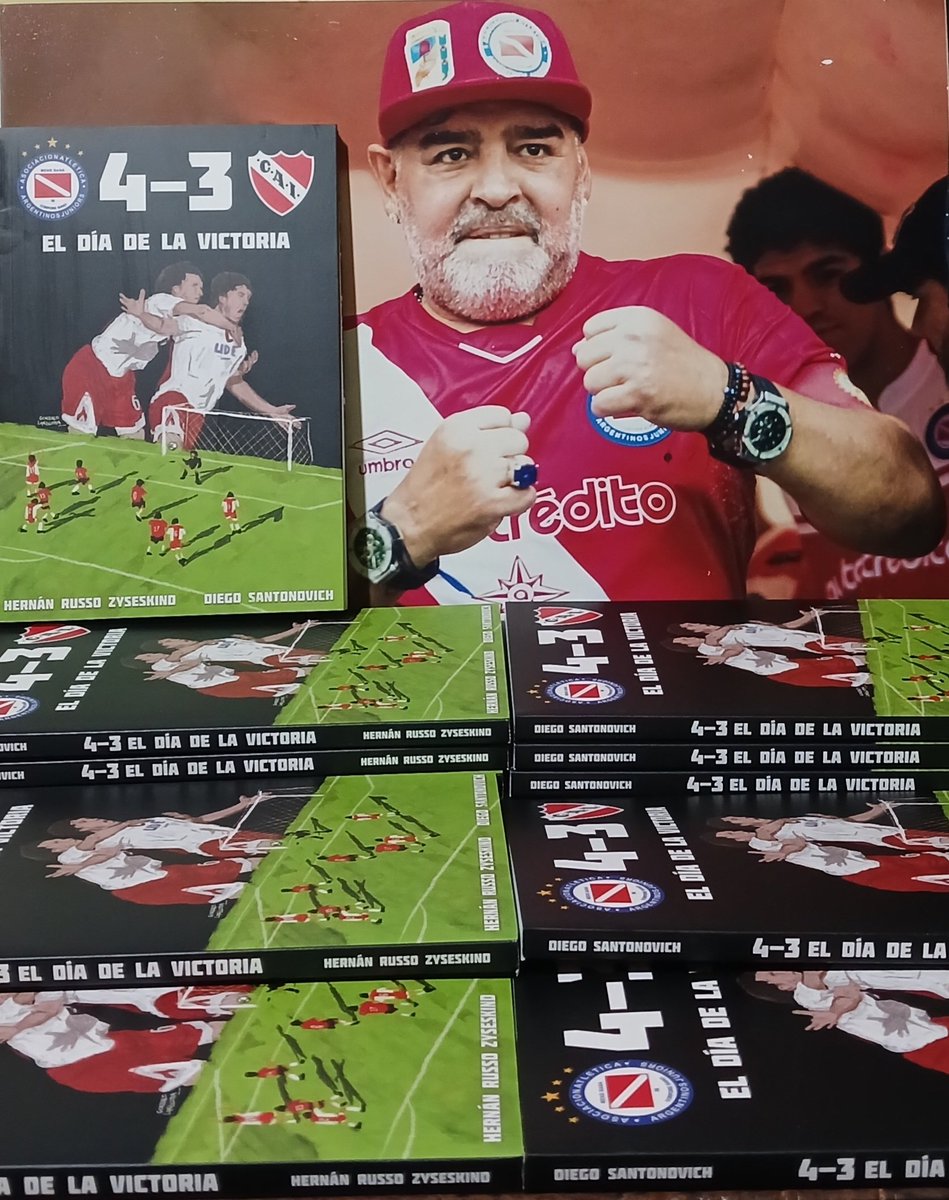 AAAJcampeon2010's tweet photo. ¡La Semana de Mayo viene con todo! Para esperar la semifinal, disfrutá el tiempo leyendo 𝕰𝖑 𝕯í𝖆 𝖉𝖊 𝖑𝖆 𝖛𝖎𝖈𝖙𝖔𝖗𝖎𝖆
Conseguilo en todas las sedes de #BichoStore o pedido por mensaje directo 🐞❤️
PD: el Diego by @natyponcefotos 📸 https://t.co/cQz19eqINx