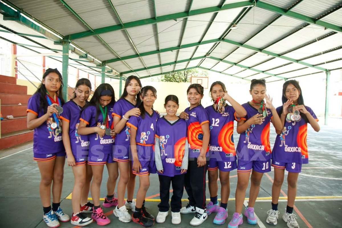 esprimeramx's tweet photo. #Oaxaca 🏐🆘️ || Alumnas de la primaria Narciso Mendoza, en San Juan Chapultepec, buscan apoyo de autoridades estatales y municipales para representar a Jalisco en el torneo nacional de handball el 25 de mayo. El municipio de Oaxaca les pidió sellos de todas las regidurías; pese a cumplir, no les han devuelto las llamadas. Las niñas denunciaron que el regidor priista Martín Vázquez Villanueva les dijo que “no traía nada para echar a su botecito”. Solicitan visibilización y apoyo.
https://t.co/KH5IviTcDP